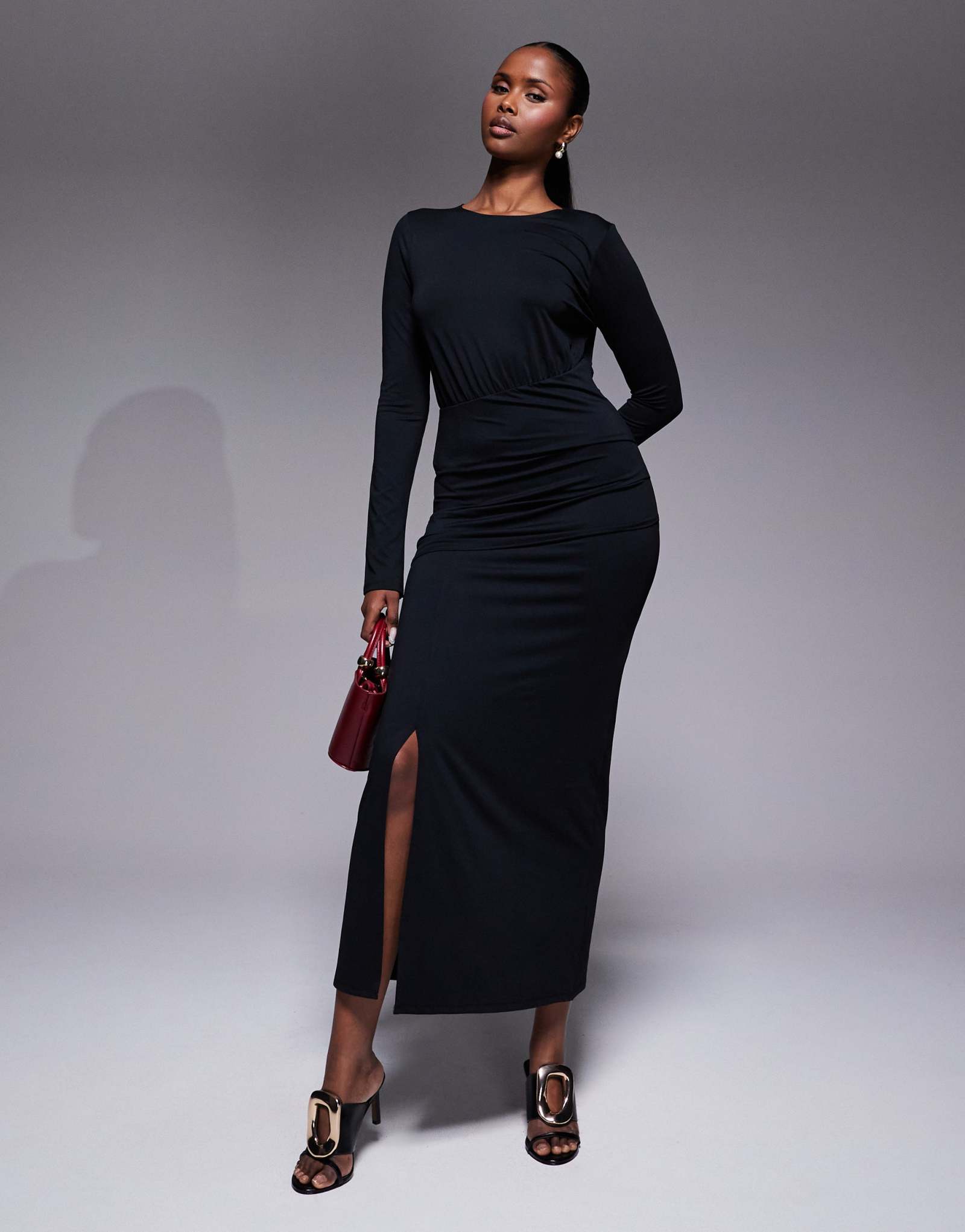 Макси-платье черного цвета с завышенной талией и разрезом спереди от ASOS DESIGN
