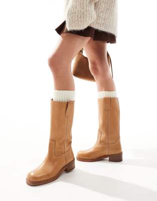 ASOS DESIGN - Cindy - Stiefel aus Leder in Camel mit Zuglaschen-Braun