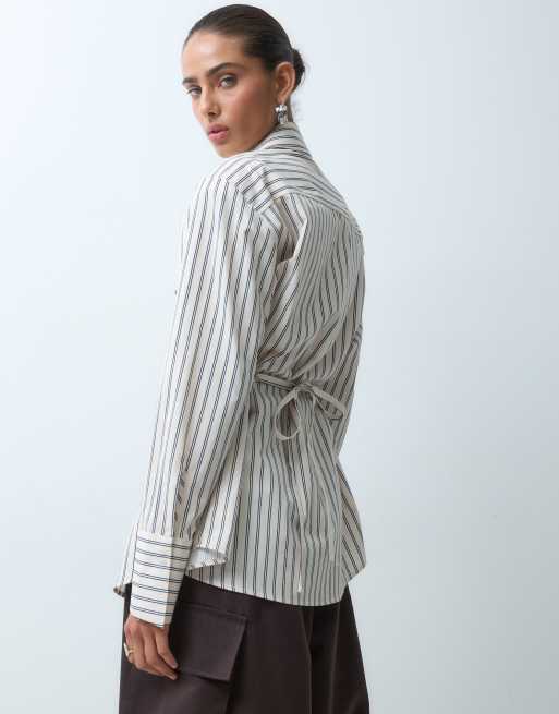 ASOS DESIGN cintré à la taille avec épaules oversize à rayures fines, 2 de 4