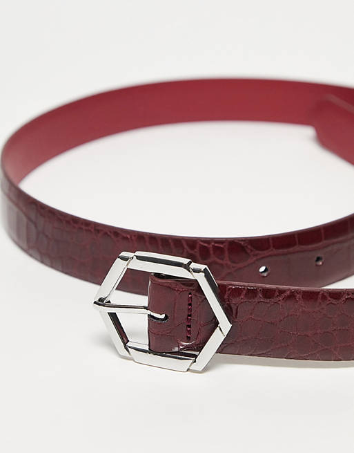 Cintura elegante con fibbia esagonale in pelle sintetica effetto coccodrillo bordeaux Asos Uomo Accessori Cinture e bretelle Cinture 