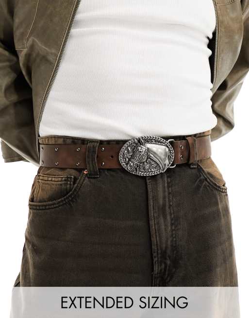 ASOS DESIGN - Cintura in pelle sintetica marrone con fibbia stile western, borchie e dettagli invecchiati