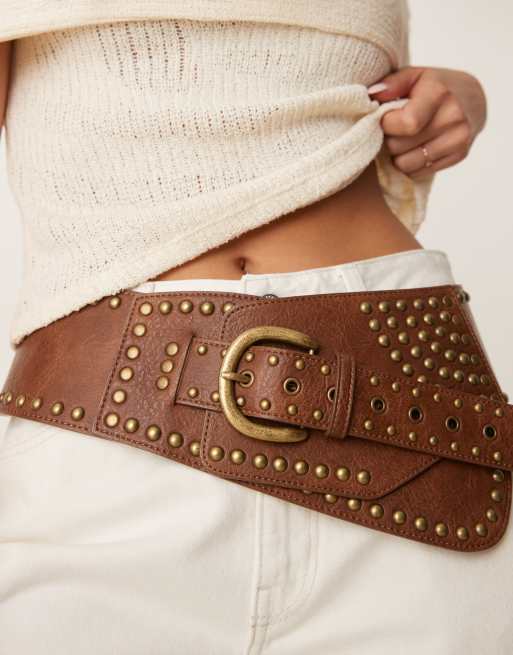 ASOS DESIGN - Cintura larga a vita bassa color cuoio con borchie