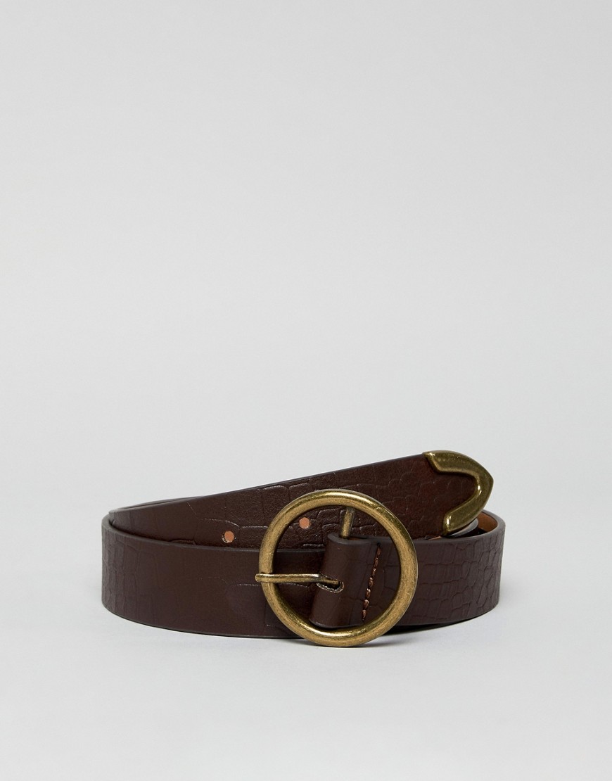 ASOS DESIGN - Cintura per jeans effetto coccodrillo con cerchio ed estremità a punta-Marrone