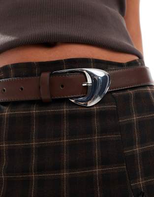 ASOS DESIGN - Cintura per jeans squadrata color cioccolato da portare in vita o sui fianchi con fibbia