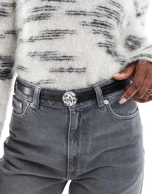 ASOS DESIGN - Cintura per vita e fianchi in pelle nera con dettaglio a disco martellato