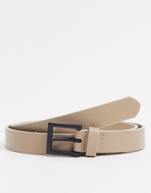 ASOS DESIGN - Cintura skinny in pelle sintetica beige con fibbia rettangolare nera opaca