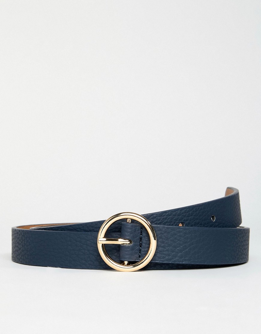 ASOS DESIGN - Cintura skinny in pelle sintetica blu navy con fibbia rotonda oro