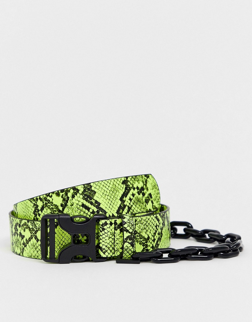 ASOS DESIGN - Cintura slim in ecopelle pitonata verde fluo con catena
