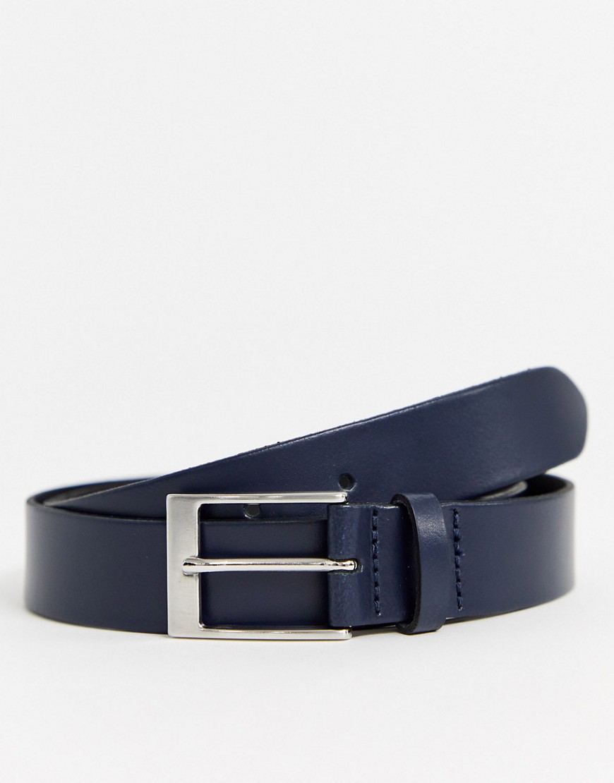 ASOS DESIGN - Cintura sottile in pelle blu navy con fibbia color argento