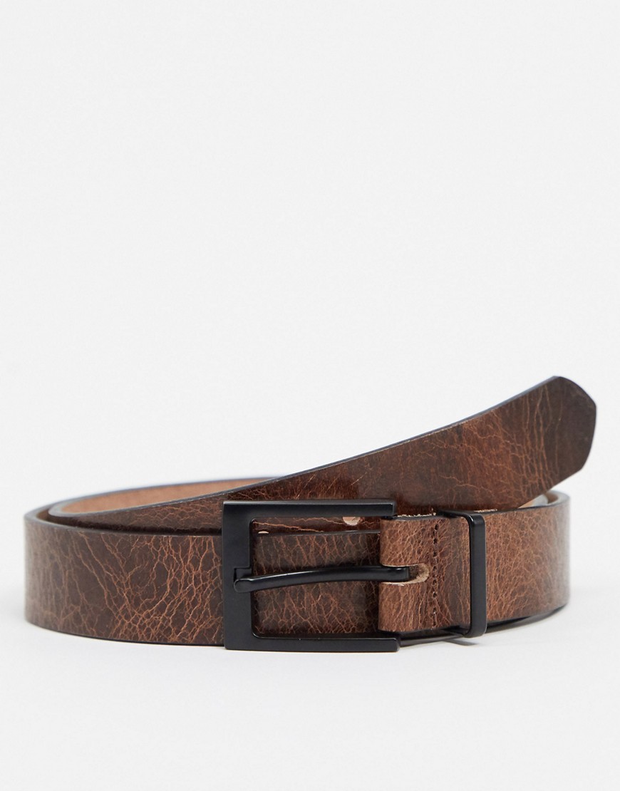 ASOS DESIGN - Cintura sottile in pelle marrone vintage con fibbia nero opaco