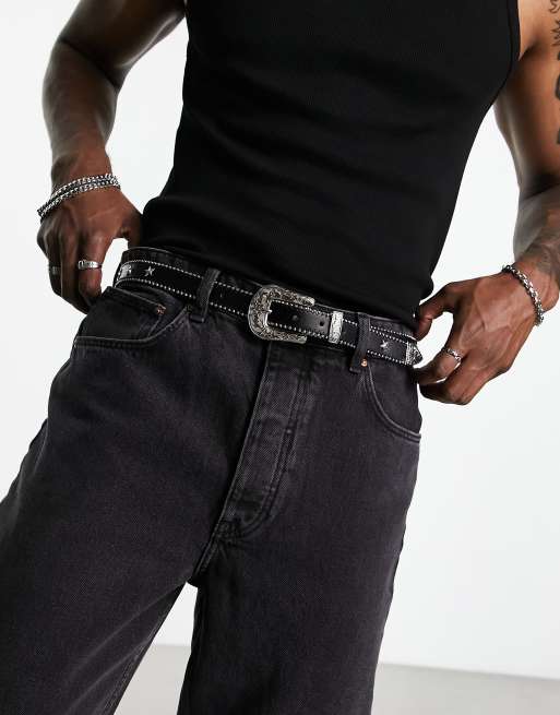 ASOS DESIGN - Cintura sottile in pelle sintetica nera con fibbia stile western e borchie a stella