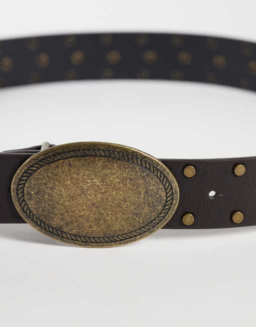 ASOS DESIGN cintura western con fibbia e borchie in pelle sintetica marrone, 2 di 3