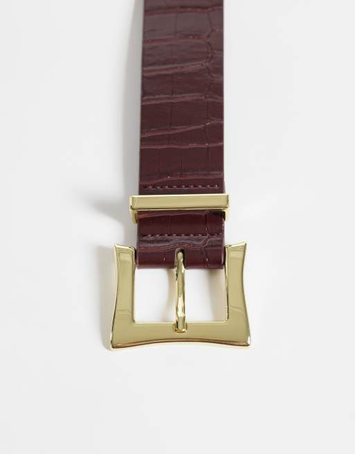 ASOS DESIGN cinturón ancho con hebilla cuadrada para cadera y cintura en burdeos con efecto cocodrilo, 2 de 3