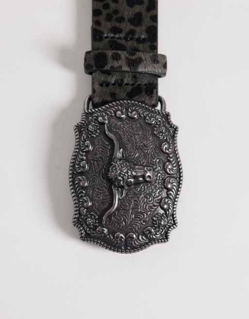 ASOS DESIGN - Cinturón beis de estilo wéstern de piel de vacuno con estampado de leopardo y hebilla plateada de cabeza de carnero, 2 de 3