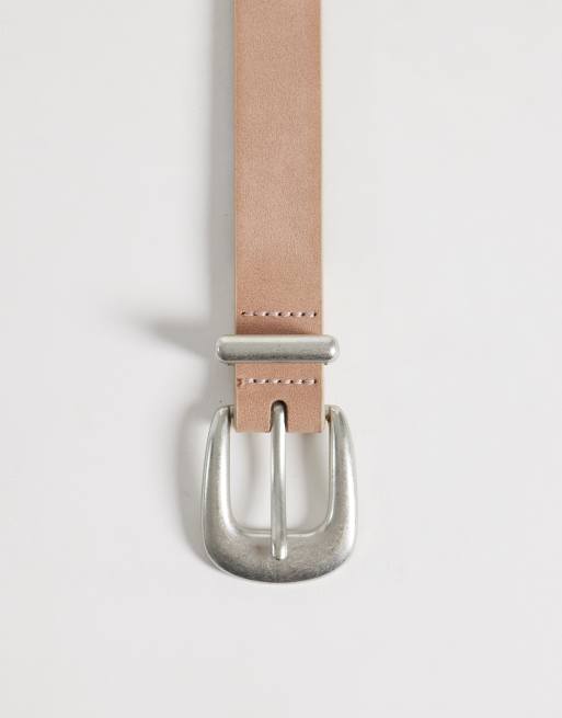 ASOS DESIGN - Cinturón beis estrecho con hebilla curvada plateada y detalle de metal, 2 de 3