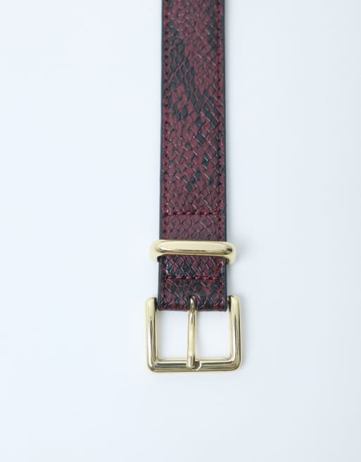 ASOS DESIGN cinturón con hebilla cuadrada para cintura y cadera en burdeos con estampado de serpiente, 2 de 4