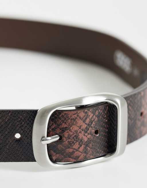 ASOS DESIGN - Cinturón marrón con estampado de serpiente y hebilla plateado bruñido redondeada, 2 de 3