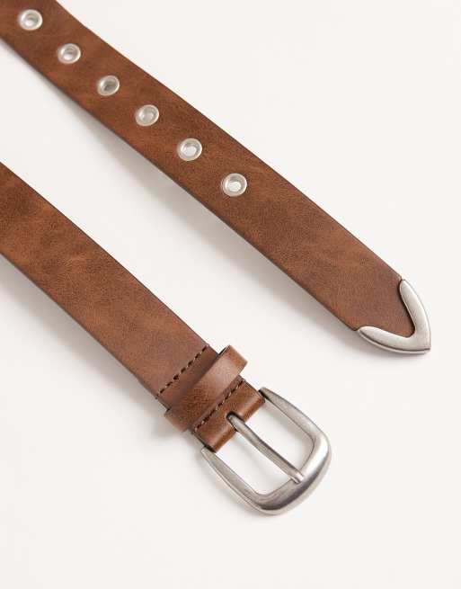 ASOS DESIGN - Cinturón marrón de cuero sintético con ojales y puntera de metal, 2 de 3