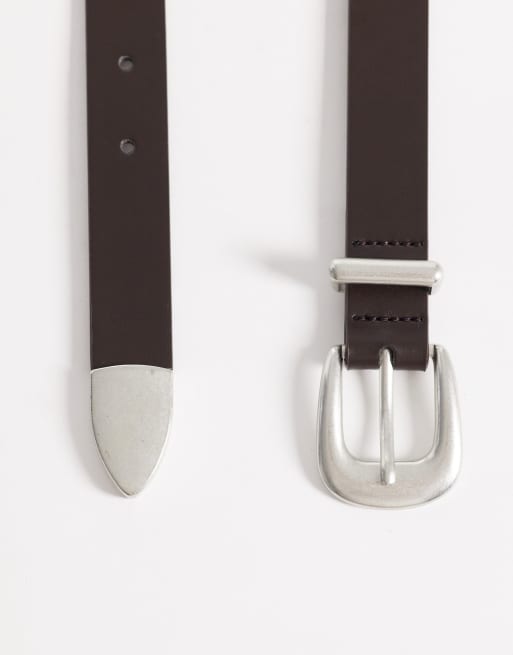 ASOS DESIGN - Cinturón marrón estrecho de cuero sintético con hebilla curva plateada y puntera de metal, 3 de 3