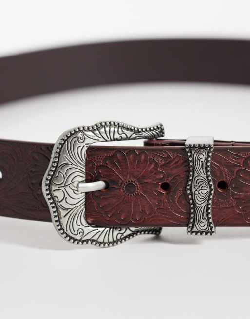 ASOS DESIGN - Cinturón marrón oscuro de estilo wéstern con patrón en relieve y hebilla plateada grabada, 2 de 3