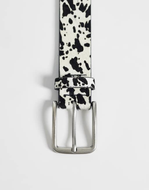 ASOS DESIGN - Cinturón negro con estampado de vaca y hebilla plateada de piel de vacuno, 2 de 3