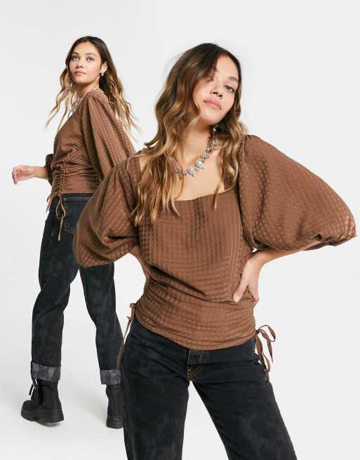 ASOS DESIGN – CIRCULAR – Brązowy teksturowany top z bufkami