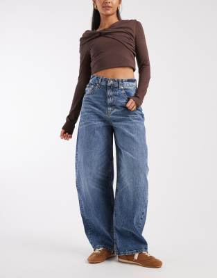 ASOS DESIGN - Circular Design Collection - Barrel-Jeans in mitteldunkler Waschung mit hohem Bund-Blau