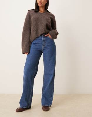 ASOS DESIGN - Circular Design Collection - Dad-Jeans in reinem Blau mit weitem Bein-Marineblau