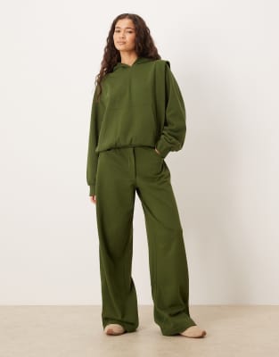 ASOS DESIGN - Circular Design Collection - Jogginghose in dunklem Olivgrün mit Ziernaht und weitem Bein