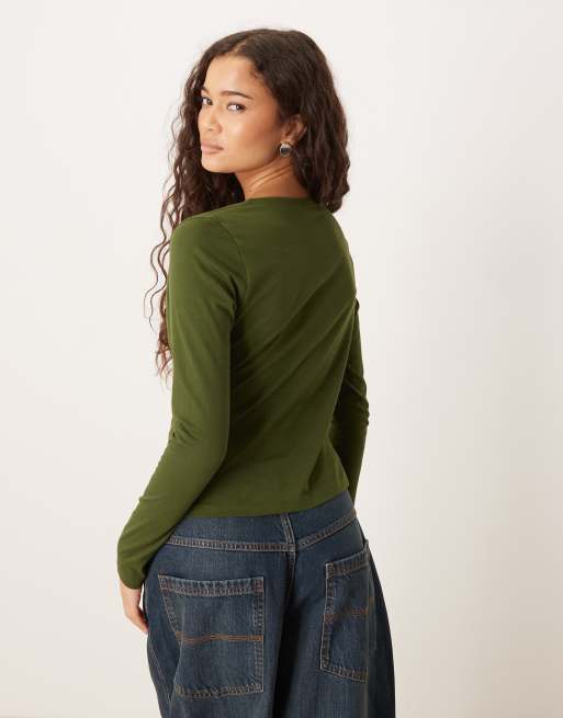 ASOS DESIGN - Circular Design Collection - Kakigrøn langærmet T-shirt med asymmetrisk hals, 3 af 4