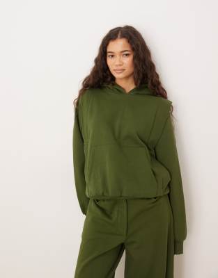 ASOS DESIGN - Circular Design Collection - Kapuzenpullover in dunklem Olivgrün mit Ziernaht
