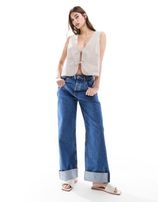 ASOS DESIGN - Circular Design Collection - Locker geschnittene Jeans in Mittelblau mit breitem Umschlagsaum