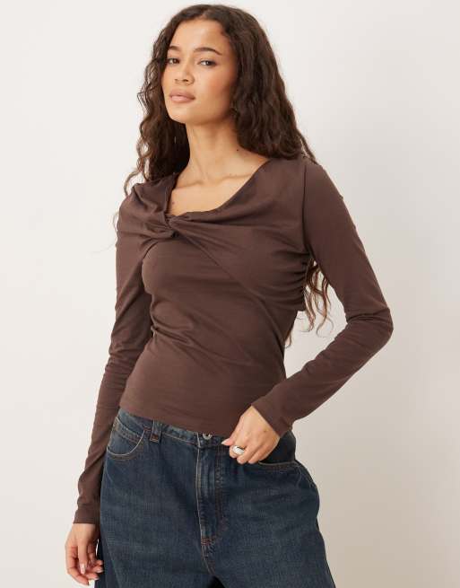 ASOS DESIGN - Circular Design Collection - Maglietta a maniche lunghe marrone con dettaglio attorcigliato sullo scollo