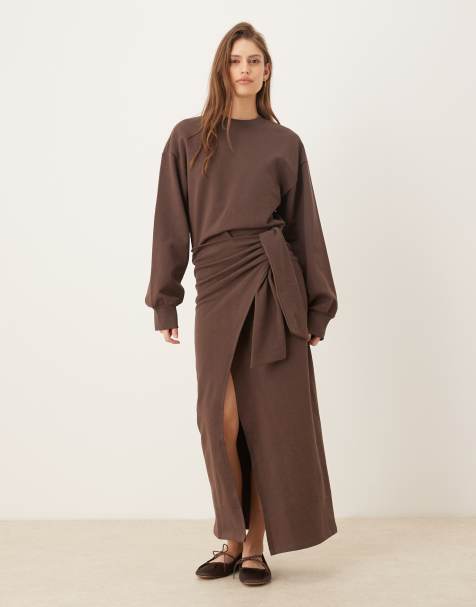 ASOS DESIGN - Circular Design Collection - Midi sweaterjurk met overslag in chocoladebruin - view 1