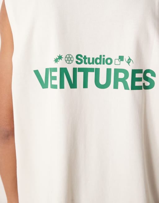 ASOS DESIGN - Circular Design Collection - Oversized tanktop van superzware stof met Venture Studios-print in neutraal, 5 van 5
