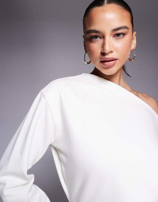 ASOS DESIGN – Circular Design Collection – Sandfärgad, kort sweatshirtklänning med bar axel och omlottdesign, 3 av 4