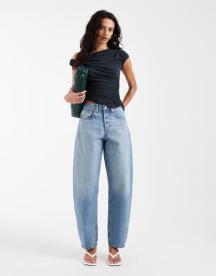 ASOS DESIGN - Circular Design Collection - Schmale Barrel-Jeans in heller, mittlerer Waschung-Blau