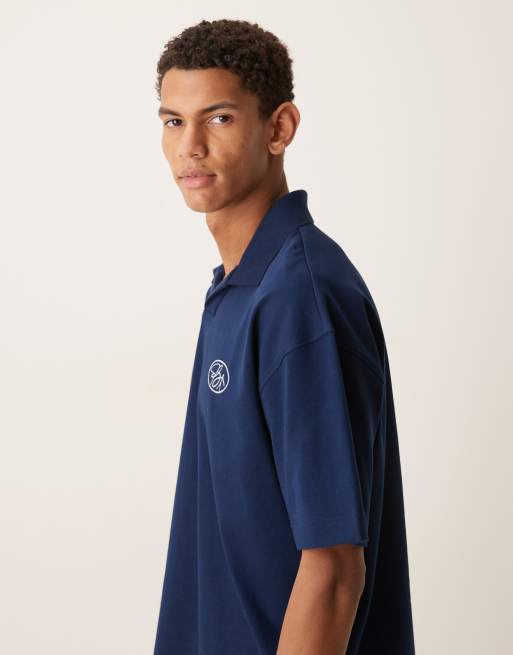 ASOS DESIGN – Circular Design Collection – Superschweres Oversize-Polohemd in Marineblau mit Brustprint, 4 von 5