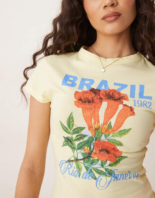 ASOS DESIGN – Citrongul, kort t-shirt med Brazil- och blomtryck, 2 av 4