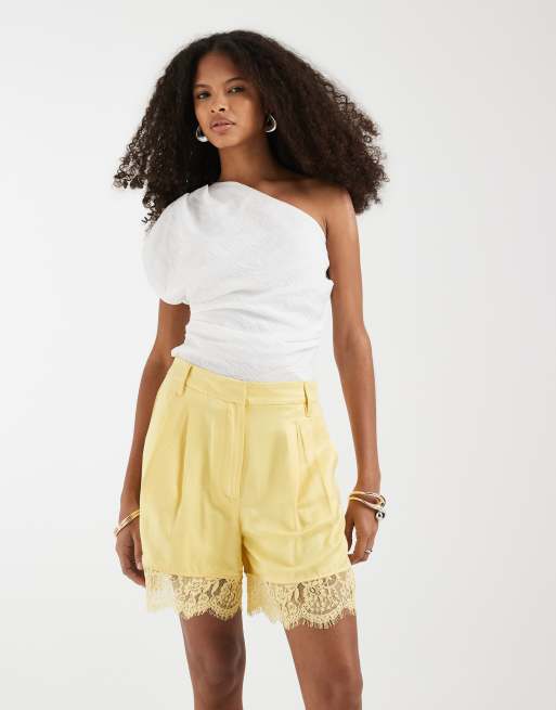 ASOS DESIGN – Citrongula, figursydda satinshorts med spetskant, 2 av 5