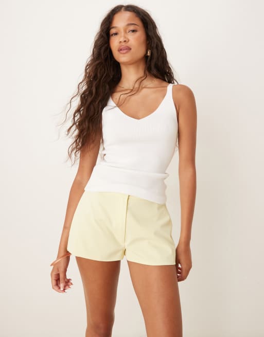 ASOS DESIGN – Citrongula, figursydda shorts i extra kort design, 2 av 5