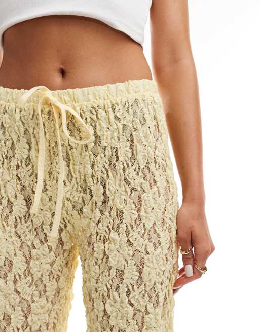 ASOS DESIGN - Citrongule bukser med lav talje i gennemsigtig blondemateriale, 4 af 5