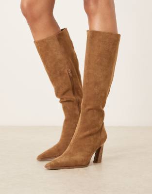 ASOS DESIGN - Clara - Kniehohe Stiefel aus Wildlederimitat in Sand mit leicht abgerundeter Spitze-Braun