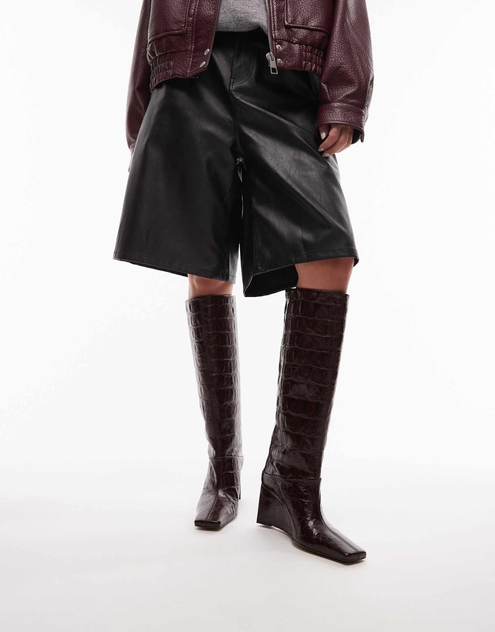 Дизайнерские кожаные ботинки Clarissa премиум-класса на танкетке ASOS DESIGN с заостренным носком и тиснением из крокодиловой кожи бордового цвета