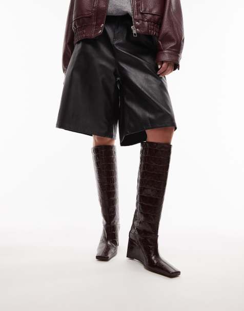 ASOS DESIGN - Clarissa - Stivali in pelle premium bordeaux effetto coccodrillo in rilievo con zeppa e punta sagomata - view 1