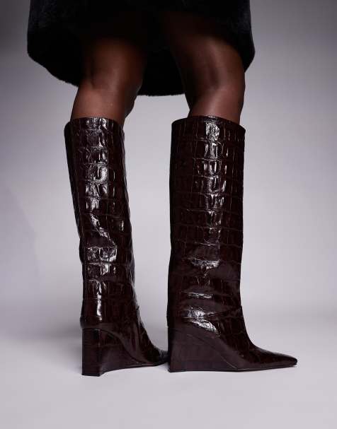 ASOS DESIGN – Clarissa – Vinröda, krokodilmönstrade, präglade boots i premiumläder med kilklackar och mejslad tå - view 1