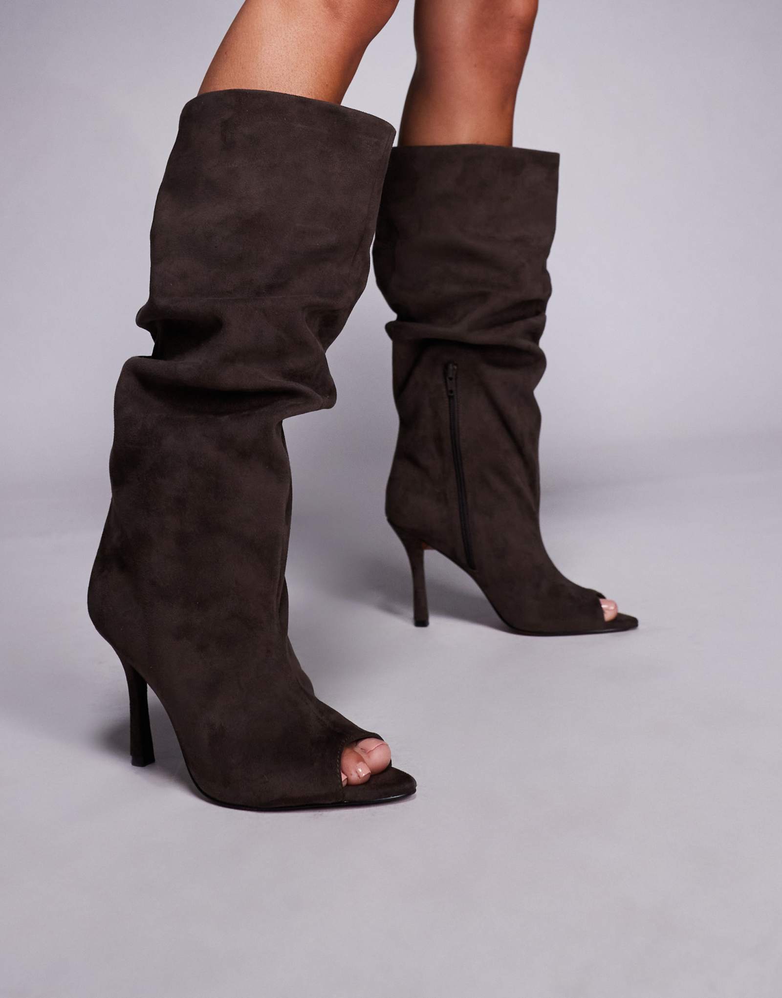 Ботфорты ASOS DESIGN Clarity с открытым носком и опущенными коленями из замши кротово-серого цвета