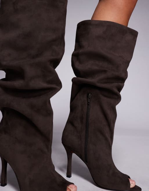 ASOS DESIGN – Clarity – Brungrå, slouchy, knähöga boots i mockaimitation med öppen tå