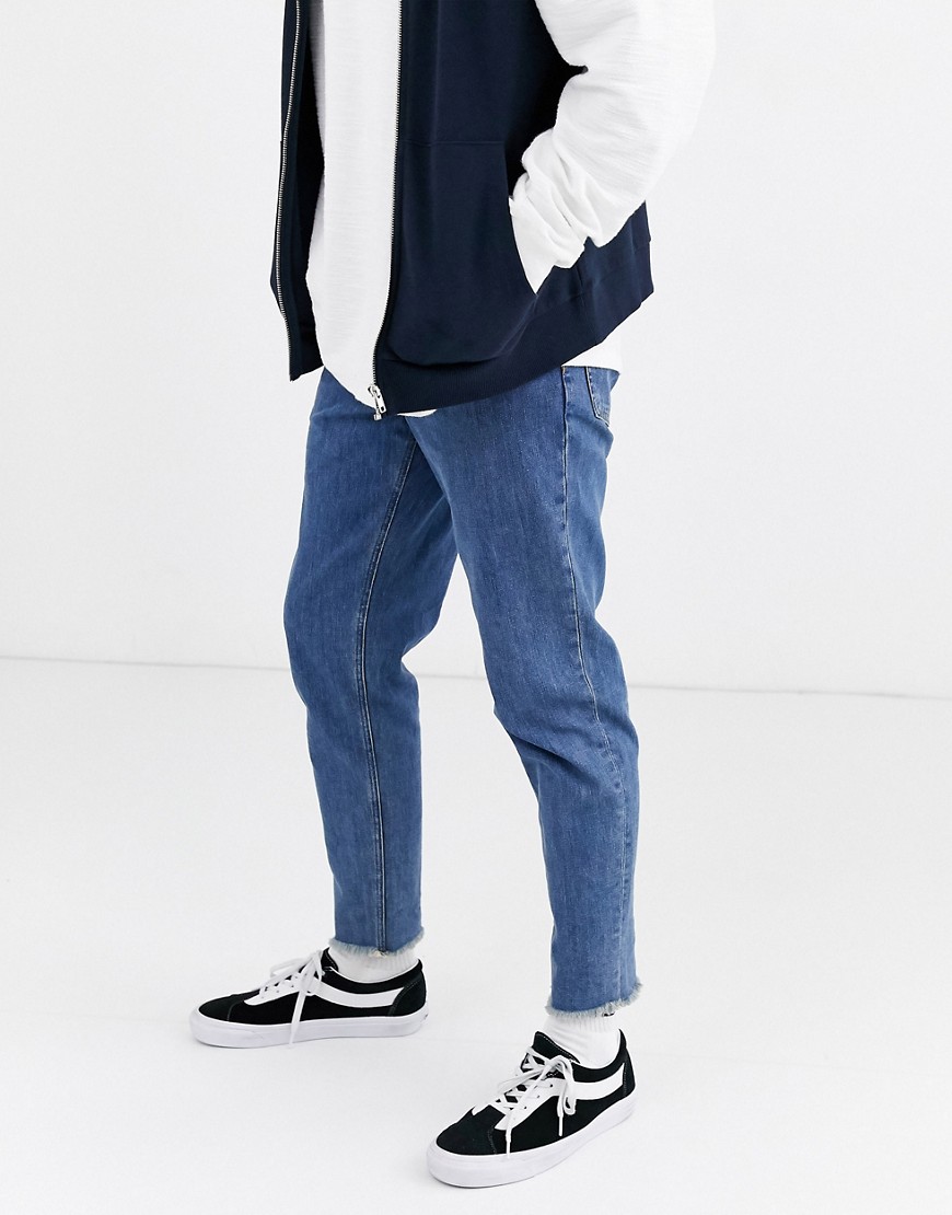 ASOS DESIGN – Classic – Mellanblå stärkta jeans med sliten fåll