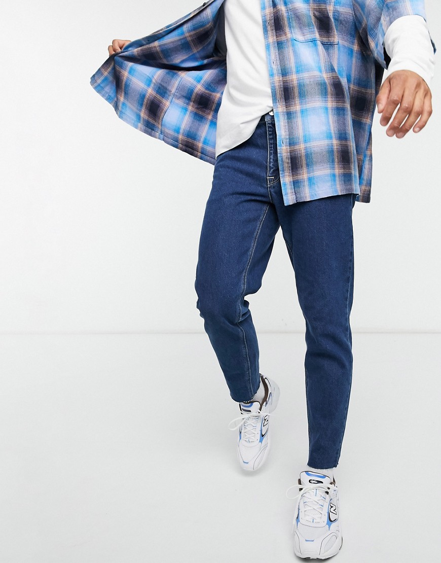 ASOS DESIGN – Classic – Mellanblå styva jeans med rå kant